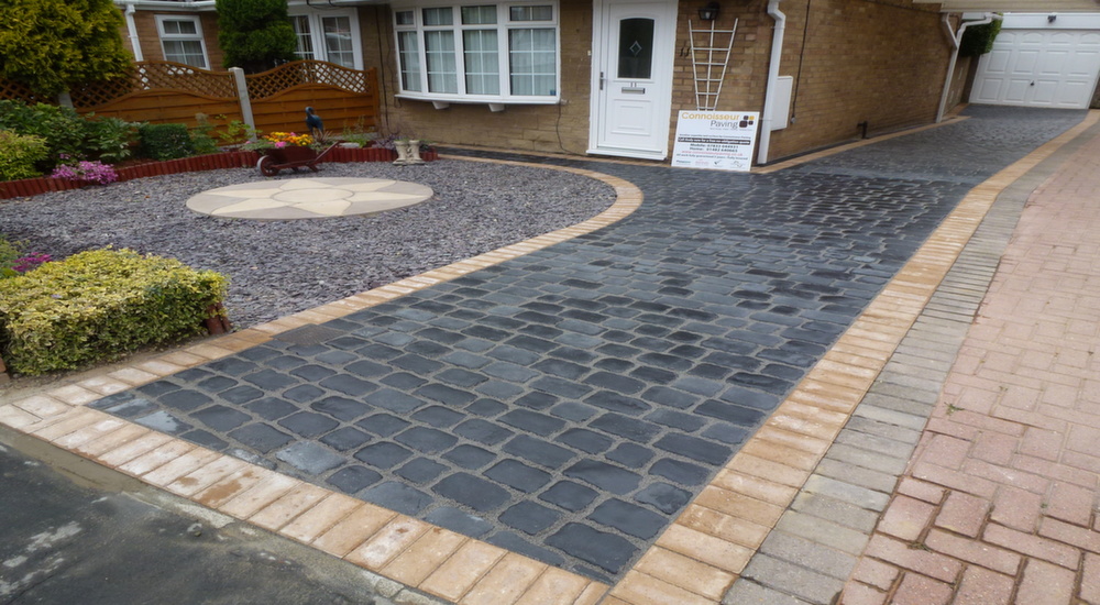 Charcoal cobble setts driveway with contrasting buff border, Hull